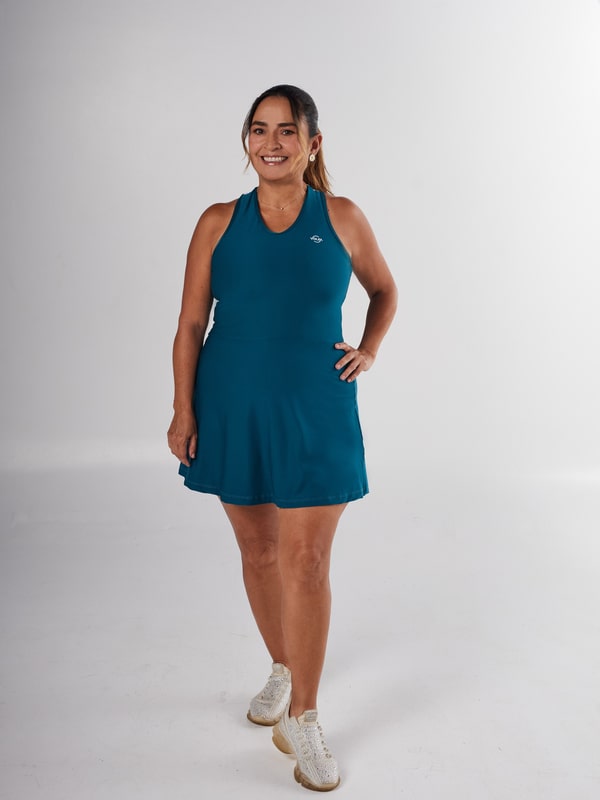 Vestido deportivo slim fit para mujer con falda y espalda descubierta, incluye short con pretina alta
